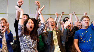 Bild aus besseren Tagen: Melis Sekmen (l.) jubelt als Spitzenkandidatin der Mannheimer Grünen am 26. Mai 2019 im Stadthaus über das starke Ergebnis ihrer Partei bei der Kommunalwahl. Neben ihr: Dirk Grunert.