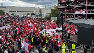 Die Demonstration vor dem Mercedes-Benz-Werk Sindelfingen.