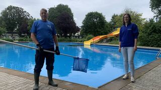 Betriebsstellenleiter Rolf Appel und die städtische Fachgebietsleiterin Lena Lawinger am Dienstagmittag im verwaisten Sandhofener Schwimmbad.