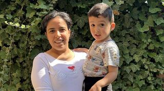 Mona Mayzouni mit ihrem dreijährigen Sohn Adam – sie verlor ihre Stelle, weil er nicht rechtzeitig einen Kita-Platz bekam.