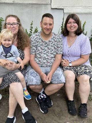Jonas (v.l.) mit Oma Gabriele, Vater Tobias und Angela Böhler.