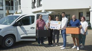 St. Elisabeth bekommt einen Elektro-Transporter: Stephan Motsch (v.l.), Rebecca Bauer, Melanie Hagedorn, Daniel Scheiner, Volker Massoth und Claudia Klein.