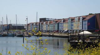 Farbenfroh, aufgeräumt und natürlich gibt sich das Zentrum von Hellevoetsluis.