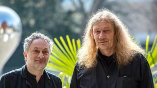 Das Autorenduo Feridun Zaimoglu (links) und Günter Senkel am Rande der Proben in Worms.