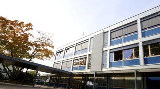 Nach dem Tod einer 37-jährigen Lehrerin liegt Trauer über dem Alltag an der Ernst-Reuter-Realschule plus in Ludwigshafen.