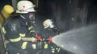 Um sich besser auf den Ernstfall vorbereiten zu können, nutzen Kräfte aus dem Landkreis zurzeit eine Brandsimulationsanlage in Bürstadt.