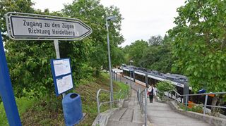 Beim Weg zu den Gleisen müssen fast 40 Stufen bewältigt werden.
