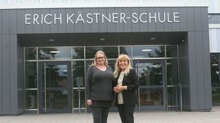 Schulleiterin Stephanie Dekker (l.) verabschiedet Margit Heumann in den Ruhestand, lässt sie aber nicht gerne gehen.