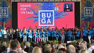 Stolz auf ihre Bilanz: die Mitarbeiter der Bundesgartenschau beim Abschluss-Festakt. Rund 190 waren es während der Veranstaltung, neun sind noch da.