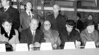 Einstige SPD-Größen 1975 im Eisstadion: Kreisvorsitzender Herbert Lucy (v. l.), Willy Brandt, Österreichs Bundeskanzler Bruno Kreisky, Helmut Schmidt, OB Ludwig Ratzel.
