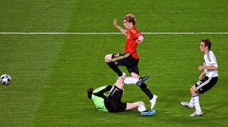 Finale der EM 2008: Deutschlands Torwart Jens Lehmann (v.l.) wird vom Spanier Fernando Torres zum entscheidenden Siegtor überlupft.