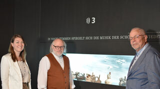 Tobias Freudenberg (r.), der Sohn der Stifter, mit Generaldirektor Wilfried Rosendahl und Direktorin Sarah Nelly Friedland, in der Ausstellung „MusikWelten“.