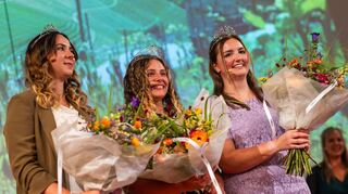 Sofia Hartmann aus Schriesheim (l.), Badische Weinprinzessin, Lucia Winterhalter (M.), Badische Weinkönigin, und Verena Haßler, Badische Weinprinzessin, stehen auf der Bühne im Konzerthaus Freiburg.