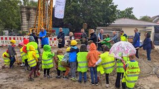 Bei Regen fand am Donnerstag der Spatenstich zum Um- und Neubau des Kindergartens St. Johannes im Ladenburger Stadtteil West statt.