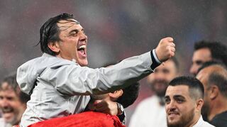 Trainer Vincenzo Montella feiert mit seinem türkischen Team den Einzug ins Viertelfinale und sorgt auch in Mannheim für große Gefühle.