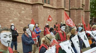 Protest mit Masken: Mitarbeiter von Ixys Semiconductor vor der Lampertheimer Domkirche.