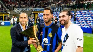 Mit dem Meisterpokal der Serie A nach Inter Mailands Titelgewinn im Frühsommer: Hakan Calhanoglu (Mitte), sein Vater Hüseyin Calhanoglu (l.) und Bruder Muhammed Calhanoglu.
