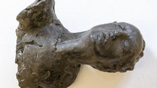 Der Kunstverein Speyer zeigt in seinen Räumen im Kulturhof Flachsgasse die Ausstellung "ausencias - Bilder/Plastiken/Objekte" mit Kunstwerken von Waltraud M. Stalbohm. Hier eine besondere Plastik