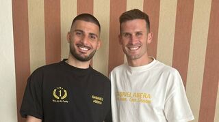 Nicht nur Pascal Groß (rechts), sondern auch DFB-Kollege Deniz Undav findet die Streetwear von Gabriel Abrera gut.