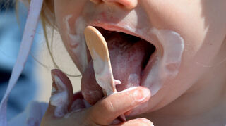 Fette Beute: nachdem er den Eisautomaten aufgebrochen hat, machte ein junger Mann vorbeigehenden Schulkindern eine Freude. Strafrechtlich wird das allerdings trotzdem Konsequenzen haben.