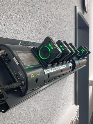 Bodycams für jede Streife – griffbereit im im Vorzimmer des Wachraums.