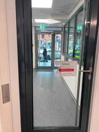 Von innen lassen sich alle Türen per Hand öffnen – auch bei Stromausfall.
