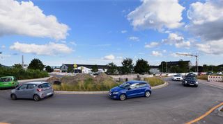 Der Neubau des Kreisels am Gewerbegebiet in der Speyerer Straße in Edingen-Neckarhausen geht in die letzte Phase. Dabei wird ausnahmsweise im Uhrzeigersinn gefahren.