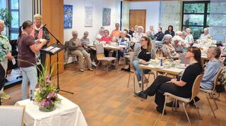 Mit einem ökumenischen Gottesdienst wurde das Sommerfest des Demenznetzwerks in Viernheim in der Seniorenbegegnungsstätte SBS 55+ eröffnet.