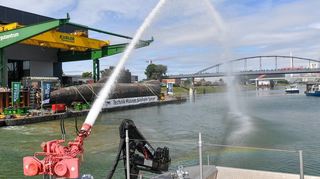 Das Feuerlöschboot begrüßt im Rheinauhafen das U-Boot U 17 auf seinem Weg vom Technik Museum Speyer nach Sinsheim.