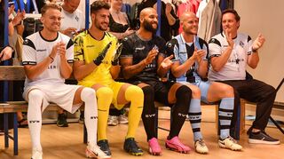 Nicklas Shipnoski (v.l.), Omer Hanin, Terrence Boyd und Marcel Seegert führten die neuen Trikots vor. Mit dem Quartett freute sich Aufsichtsratschef Christian Beetz.