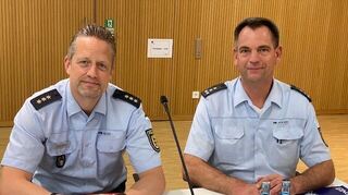Michael Reichert vom Polizeirevier Mannheim Oststadt (l.) und Michael Neider, Leiter des Polizeireviers Neuostheim, informieren über die Sicherheitslage.