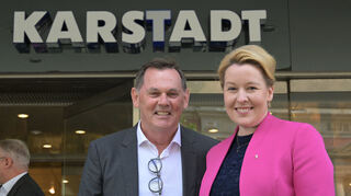 Nach der Kaufhof-Rettung zu Besuch in Berlin: Investor und Waldhof-Präsident Bernd Beetz mit Berlins Wirtschaftssenatorin Franziska Giffey (SPD).