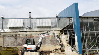 Die alten, nicht gedämmten Milchglasscheiben und einige Mauern kommen weg: Abrissarbeiten am Pflanzenschauhaus für den zweiten Bauabschnitt.