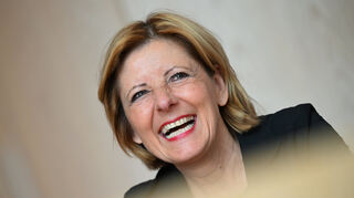 Malu Dreyer (SPD), Ministerpräsidentin von Rheinland-Pfalz, gibt am 10. Juli 2024 in einer Sondersitzung des Landtags ihr Amt, das sie seit 2013 innehatte, an ihren Nachfolger ab.