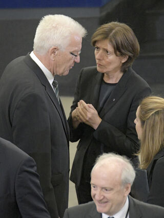 Trauerakt für Dr. Helmut Kohl: Rheinland-Pfälzische Ministerpräsidentin Malu Dreyer im Gespräch mit ihrem baden-württembergischen Amtskollegen Winfried Kretschmann im Europäischen Parlament.