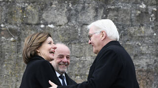 19.03.18 Ministerpräsidentin Malu Dreyer und ihr Gatte Klaus Jensen begrüßen Bundespräsidenten Frank-Walter Steinmeier und dessen Gattin Elke Büdenbender vor dem Hambacher Schloss im Rahmen seines Antrittsbesuchs in Rheinland-Pfalz.