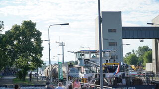Das ausgemusterte U-Boot U17 passiert die Neckar-Schleuse in Mannheim-Feudenheim.