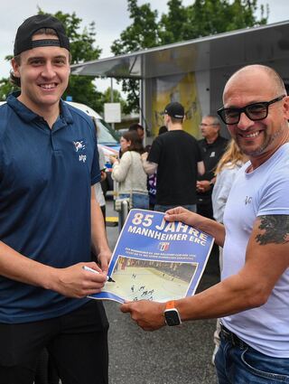 Das Autogramm von Adler-Verteidiger Leon Gawanke war auch am Samstag beim Udo-Scholz-Fest an der SAP Arena heiß begehrt.