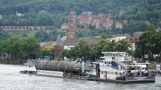 Das ausgemusterte U-Boot U17 hat auf seinem Weg ins Technikmuseum Sinsheim am Samstagmittag Heidelberg erreicht.