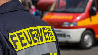 Die Feuerwehr konnte verhindern, dass die Flammen auf andere Gebäude übergreifen.