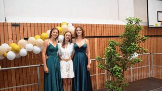 Nele Pfründer (v.l.), Caroline Bode, Paula Tyedmers bei der Feier.