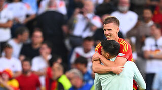 Der Matchwinner beim Drama in Stuttgart: Spaniens Dani Olmo feiert den späten Siegtreffer zum 2:1-Erfolg gegen Deutschland im EM-Viertelfinale.