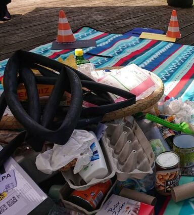 Ein Müllberg als Lehrmaterial bei der Umweltberatung Kompass.