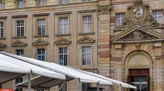 Besucher beim Sommerfest auf dem Toulonplatz.