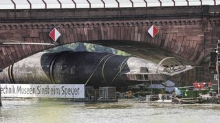Der Ponton muss für mehr Tiefgang mit Wasser geflutet werden, damit das U-Boot unter der Ladenburger Brücke hindurchpasst.