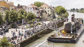 Zahlreiche Schaulustige am Neckarufer: Wegen des erwarteten Ansturms hat die Stadt die B 37 für den Verkehr gesperrt.