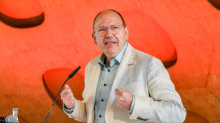 Mannheims Oberbürgermeister (OB) Christian Specht hält eine Ansprache während des Gottesdienstes.