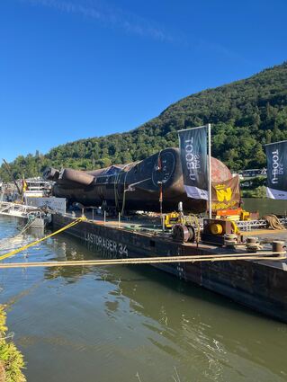 Das U-Boot U17 wird am Montagmorgen in Heidelberg gedreht. Es soll seine Reise Neckar aufwärts fortsetzen. Ziel ist das Technikmuseum in Sinsheim.