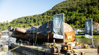 Das U-Boot wird in Heidelberg vor seiner Weiterfahrt ins Neckartal am Montagmorgen aufgerichtet.
