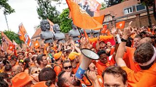 Ein Highlight dieser EM: die hüpfenden und tanzenden Fans des niederländischen Teams.